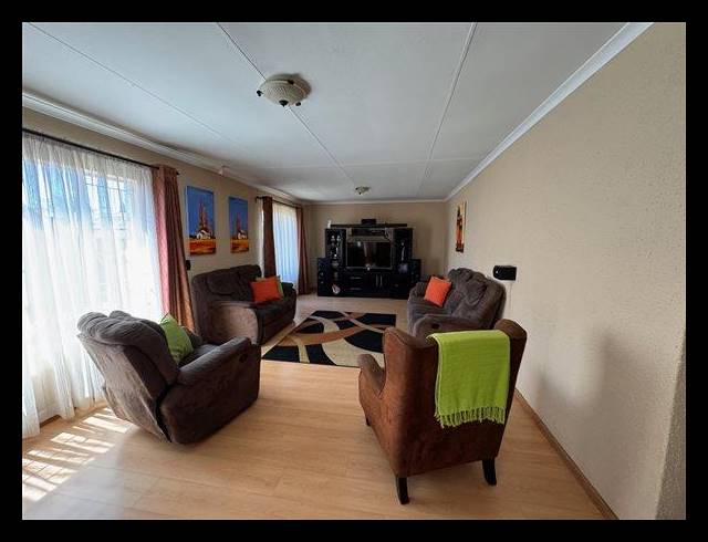 4 BEDROOM HOUSE FOR SALE IN VAN RIEBEECK PARK